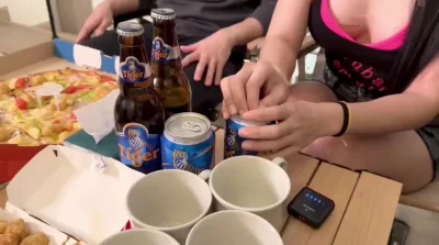 俩对情侣野餐旅行！啤酒烤肉越喝越癫对换女友互操