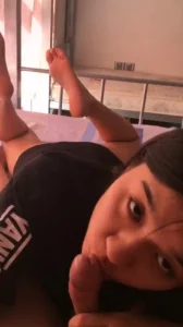 她的舍友在门外偷听！（进群有偿约炮）